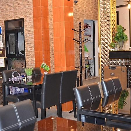Baanpin Hotel & Cafe Бангкок Екстер'єр фото