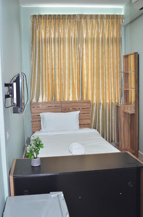 Baanpin Hotel & Cafe Бангкок Екстер'єр фото