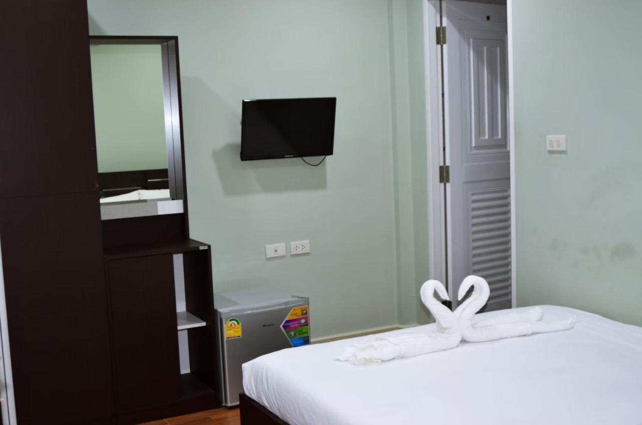 Baanpin Hotel & Cafe Бангкок Екстер'єр фото