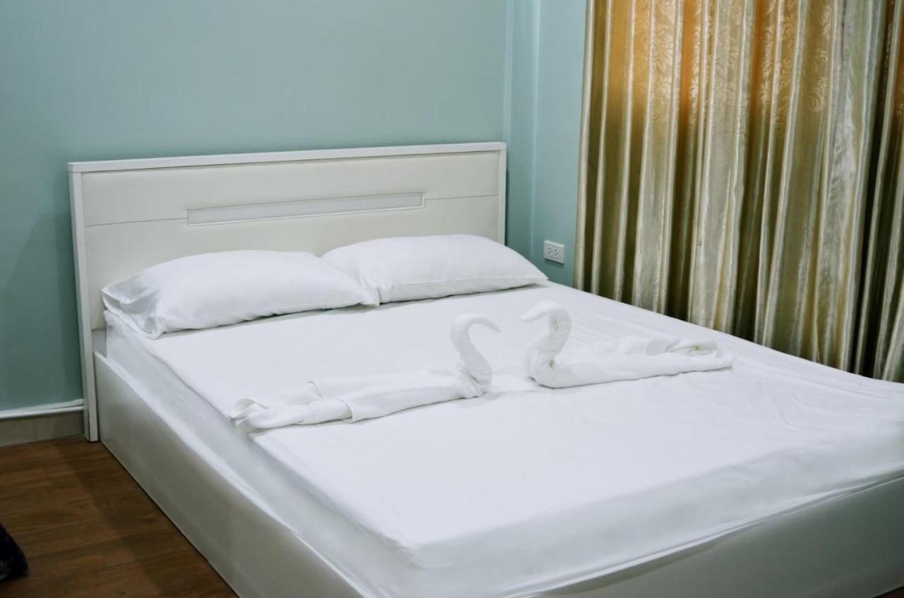 Baanpin Hotel & Cafe Бангкок Екстер'єр фото